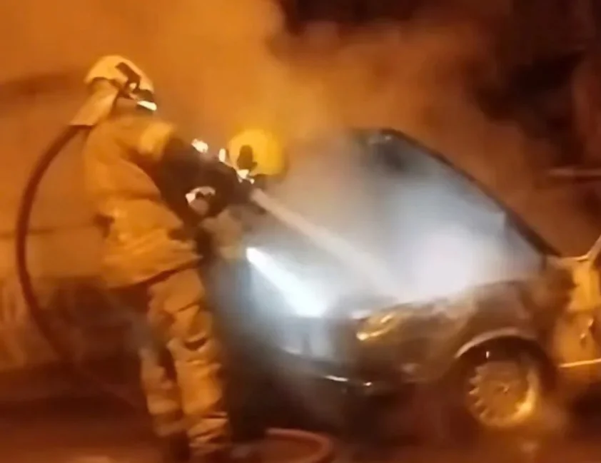Veículo pega fogo durante a noite em rua de Bento Gonçalves