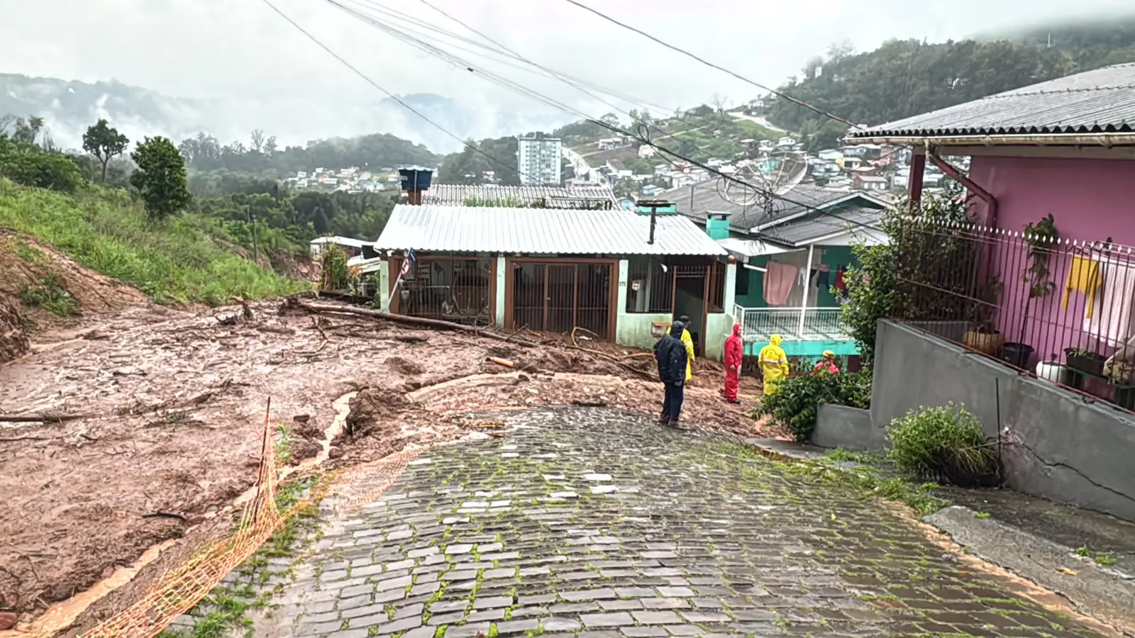 Chuva supera 100 mm e provoca alagamentos e deslizamentos em Bento