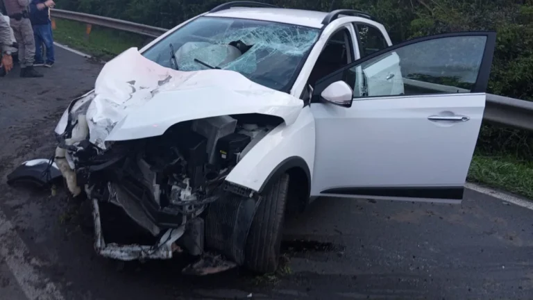 Colisão frontal deixa motociclista gravemente ferido na BR-470, em Bento