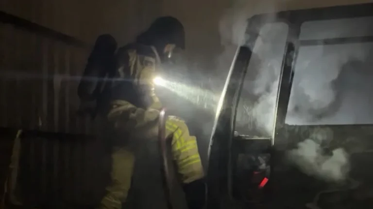 Incêndio destrói cabines de dois caminhões da Prefeitura de Bento