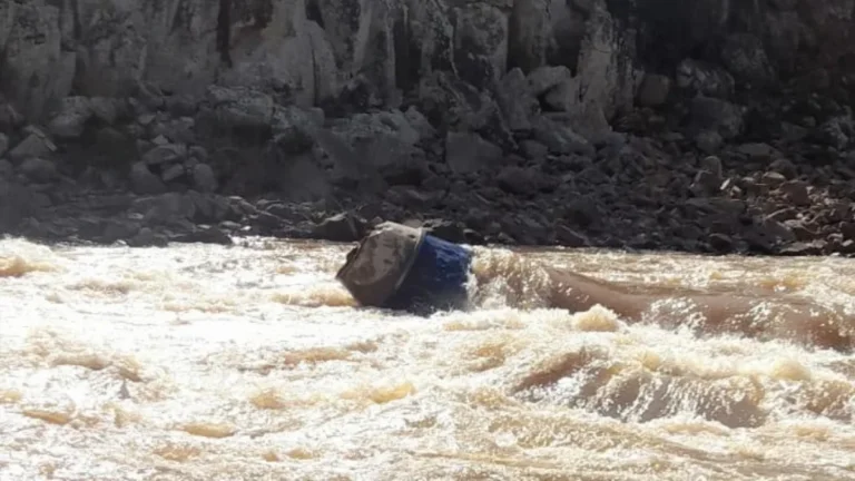 Caminhão no Rio das Antas preocupa por risco à ponte em Nova Roma