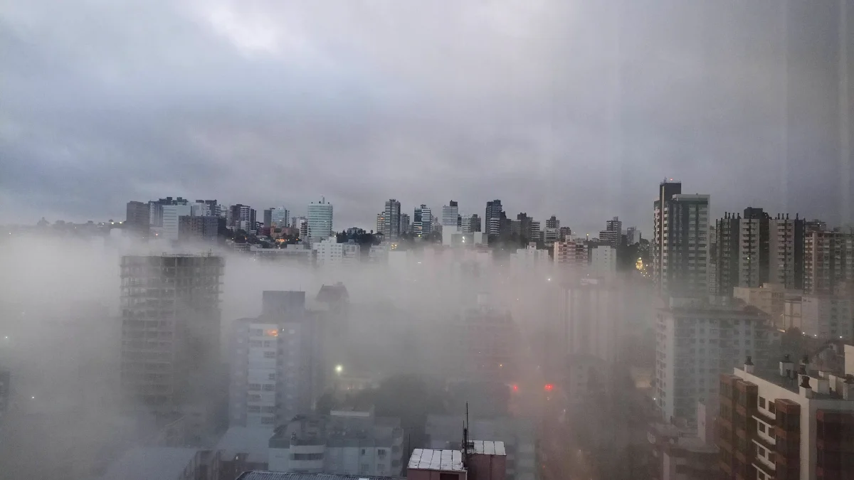 Massa de ar frio ganhará força no fim da semana com a formação de um ciclone no oceano; Serra gaúcha pode registrar mínimas abaixo de 5°C em pontos mais altos na próxima semana.