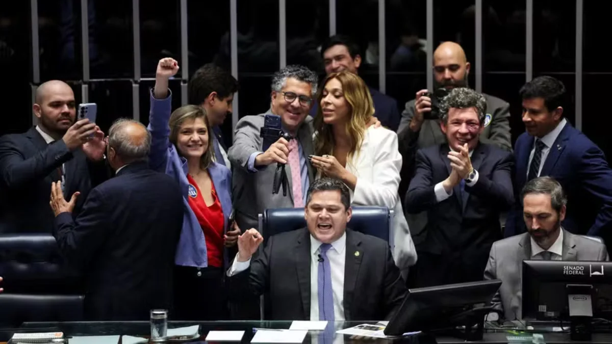 Senado aprova fim da escala 6x1 e jornada de 40 horas semanais