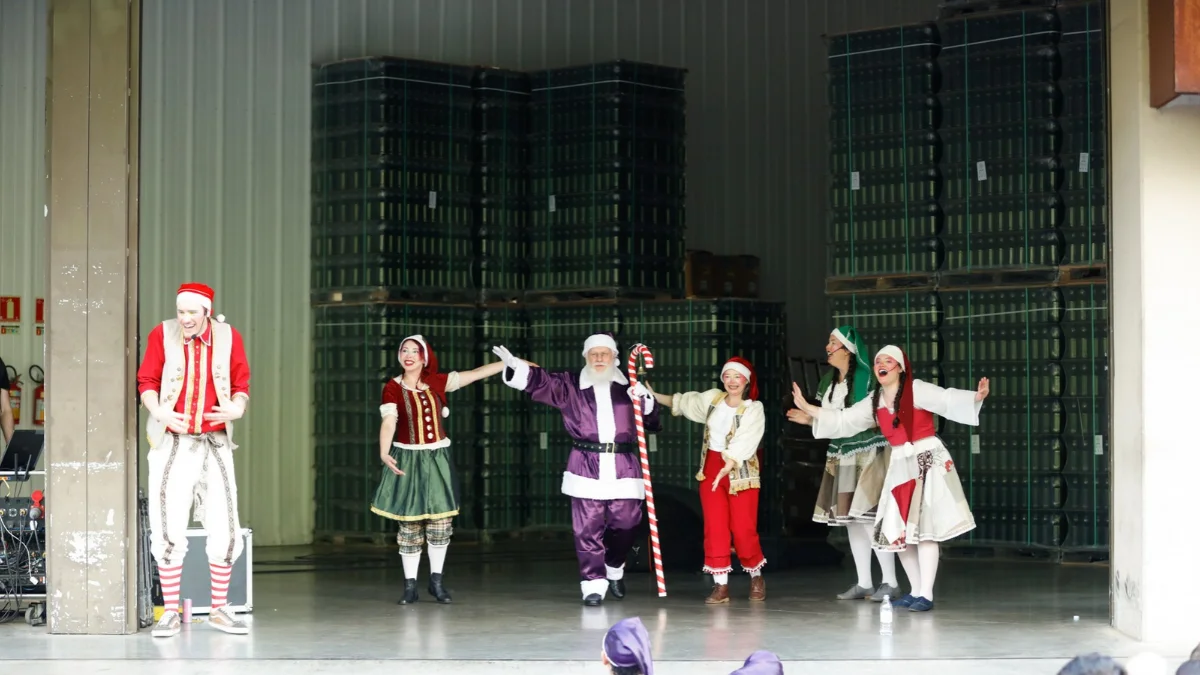 Papai Noel chega à Fantástica Fábrica de Suco Aurora para uma tarde de magia e diversão