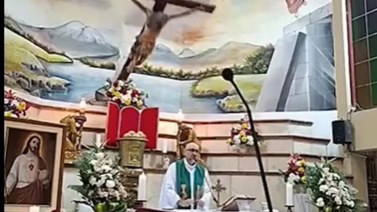 Cruz cai se mata padre durante celebração e trasmissão pelo Youtube