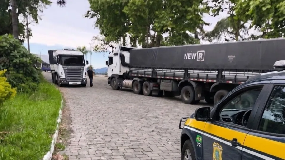 PRF intercepta caminhões com 13 toneladas de excesso de peso na Serra do Rio das Antas