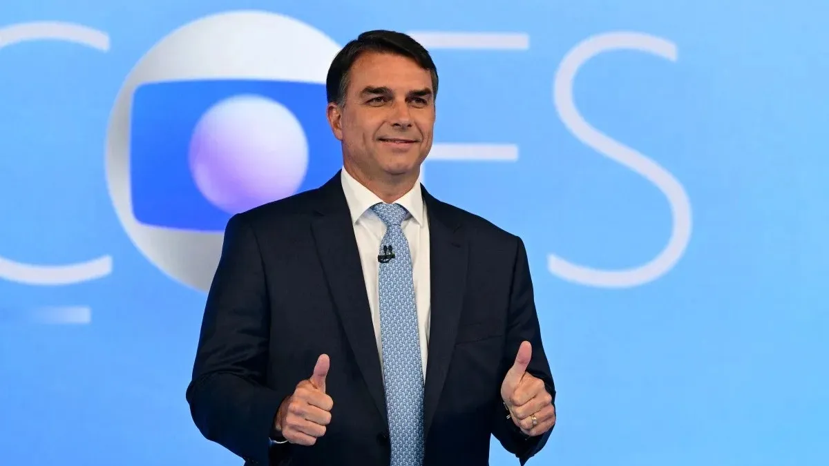 Flávio Bolsonaro é intimado a entregar passaportes à PF