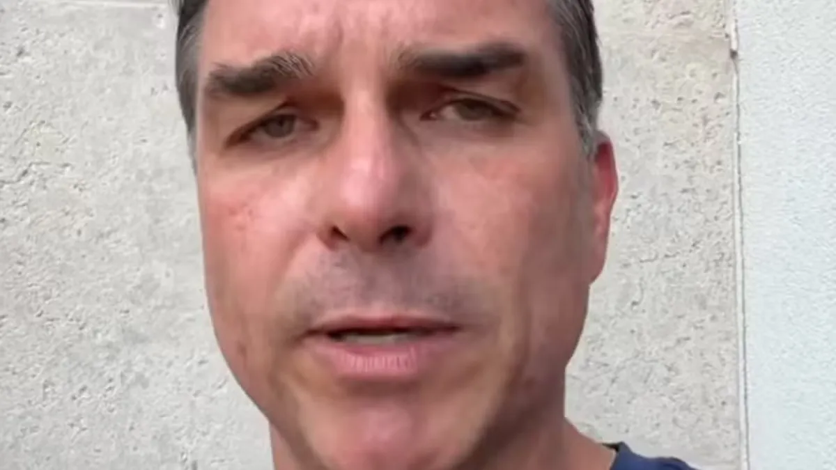 PF vai à residência de Flávio Bolsonaro para recolher passaportes