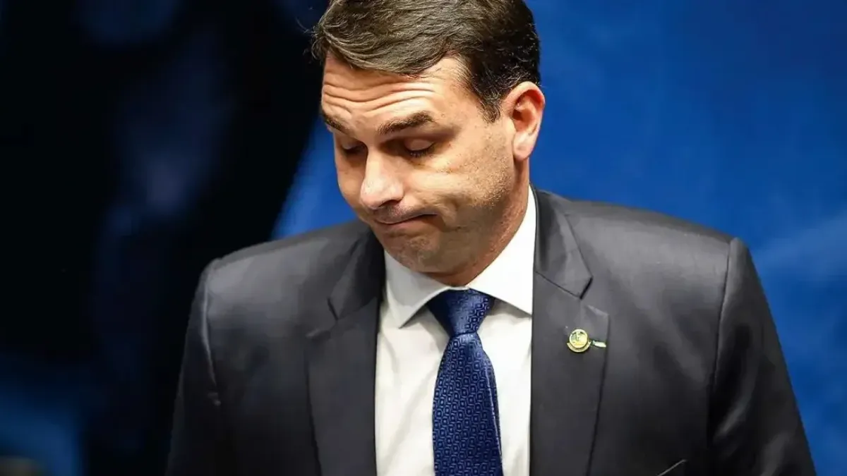 Flávio Bolsonaro não entrega passaportes no prazo fixado por Moraes